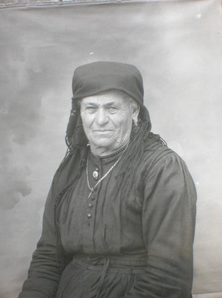 Ritratto di donna in abito tradizionale